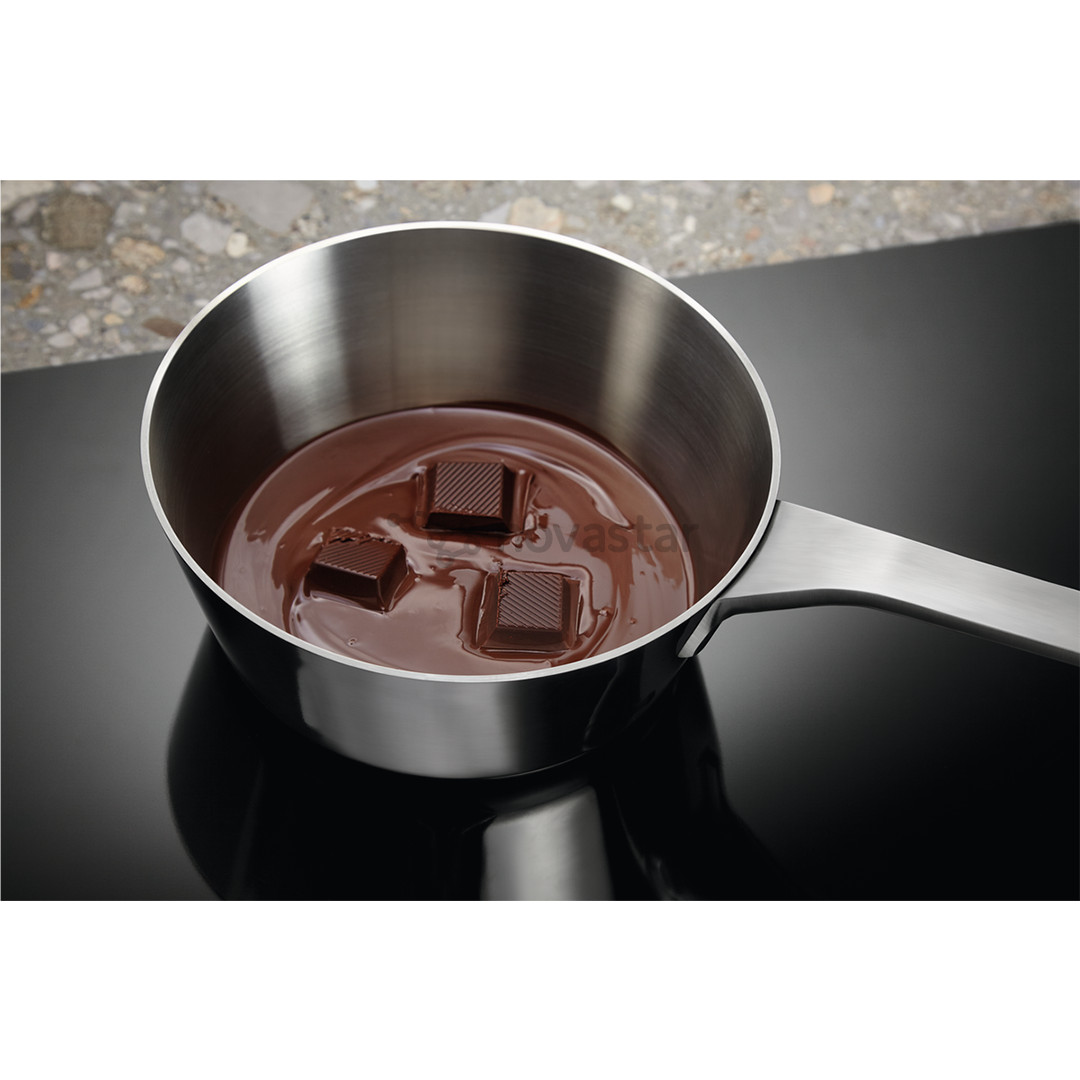 Electrolux 900 XT SensePro, ширина 80 см, черный - Интегрируемая индукционная варочная панель с вытяжкой